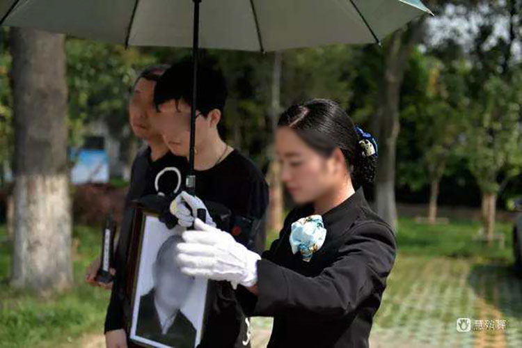 骨灰安葬現(xiàn)場